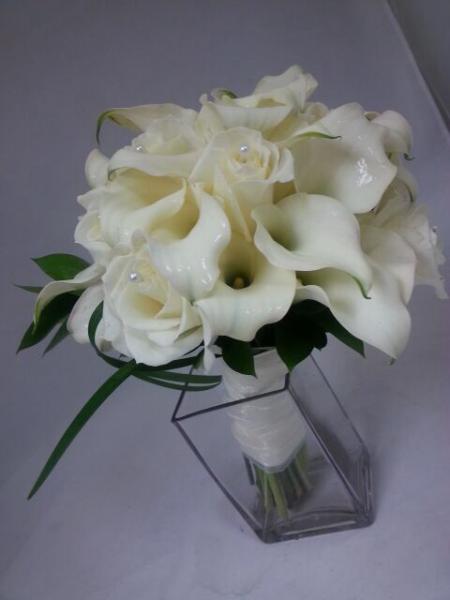 creamy calas and fragrant white roses combined to make a stunning bouquet